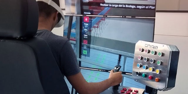 SIMULAÇÃO PORTUÁRIA - FOTO DE HOMEM USANDO O SIMULADOR