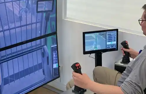 Homem usando uma estação de simulação 3 em 1