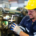Homem trabalhando em industria