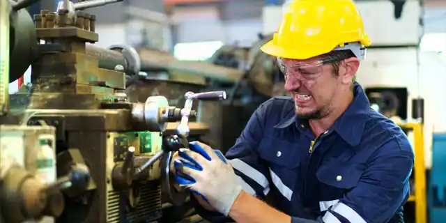 Homem trabalhando em industria