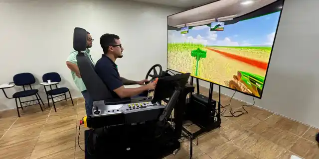 Operador treinando no simulador virtual de colhedora de cana